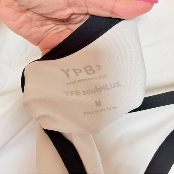 Elegant White Sleeveless Jumpsuit - Picture 4 of 4